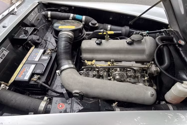 Sức mạnh trên giúp xe có thể tăng tốc từ 0-100 km/h trong vòng 13 giây trước khi đạt đến vận tốc 172 km/h. Thời điểm mới ra mắt, Mercedes-Benz 190 SL có giá bán khoảng 3.998 USD (97 triệu đồng). Sau hơn 60 năm, con số này đã lên khoảng 200.000 USD (4,8 tỷ đồng).