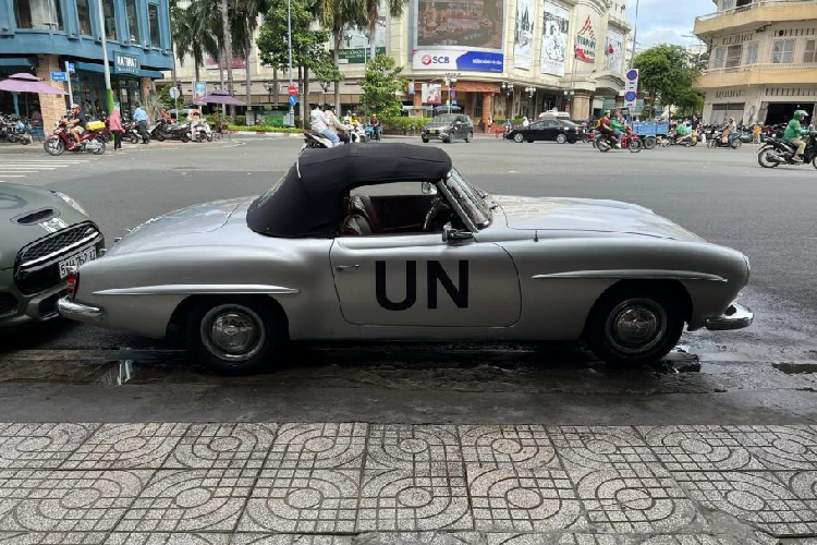 Xe được trang bị bộ mâm đậm chất cổ điển được mạ chrome sáng bóng, kết hợp với bộ lốp BF Goodrich viền trắng, tạo cho xe vẻ ngoài đầy sang trọng. Thân xe vẫn có chữ “UN” màu đen thường thấy trên những mẫu xe thuộc sở hữu của “vua cà phê Việt”.