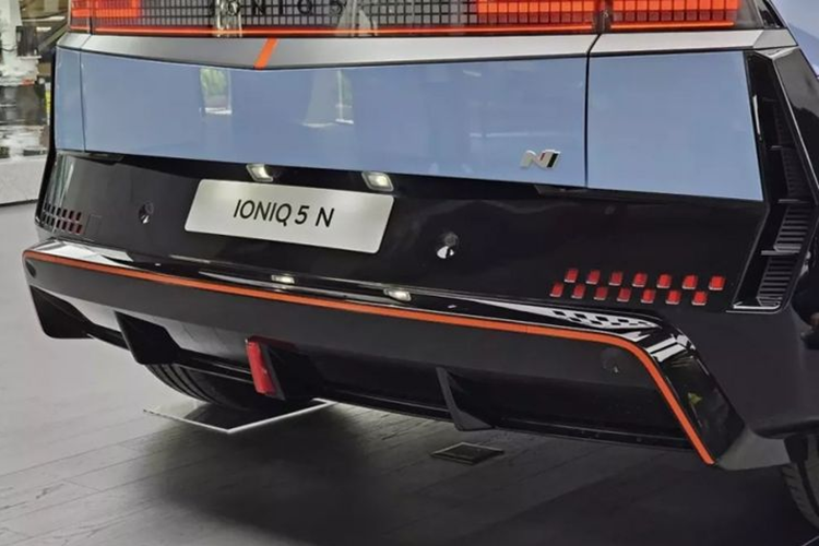 Để đáp ứng hiệu suất cao, Hyundai Ioniq 5 N đã có hốc bánh rộng hơn nhầm phù hợp với bộ mâm 21 inch cùng lốp Pirelli P Zero 275/35 đi kèm bộ phanh đĩa trước đường kính 400 mm và cùm phanh 4 piston. Phía sau là phanh đĩa 360 mm với cùm phanh 1 piston.