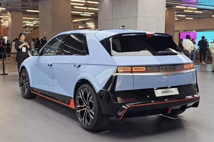 Mức giá xe Hyundai Ioniq 5 N khởi điểm quy đổi từ 1.5 tỷ đồng. Tại Việt Nam Hyundai Ioniq 5 có tùy chọn pin dung lượng 58 kWh cho quãng đường di chuyển 384 km hoặc 450 km nếu chọn pin 72.6 kWh. Xe có giá bán 1.3 tỷ đồng và 1.45 tỷ đồng cho 2 phiên bản Exclusive và Prestige.