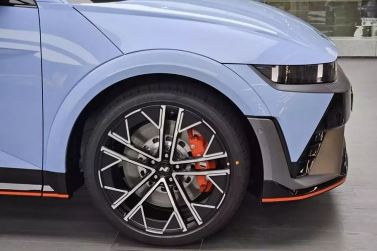 So với phiên bản thông thường, SUV điện Hyundai Ioniq 5 N có ngoại thất thể thao hơn khi được bổ sung hốc gió trung tâm và khe gió cỡ lớn trên cản trước để tăng hiệu suất làm mát. Tiếp theo là nẹp vắt ngang đầu xe với những khe nằm dọc mới và logo N cạnh đèn pha.