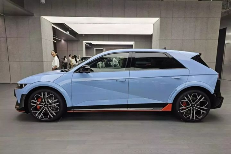 Thêm nữa, Hyundai Ioniq 5 N có thêm cánh lướt gió trước/bên sườn mới, cánh gió mui tích hợp đèn phanh thứ ba hình tam giác theo phong cách xe đua, bộ khuếch tán gió và đèn phản quang với tạo hình bàn cờ vua kết hợp cùng các chi tiết đen bóng và cam tăng thêm sức hút.