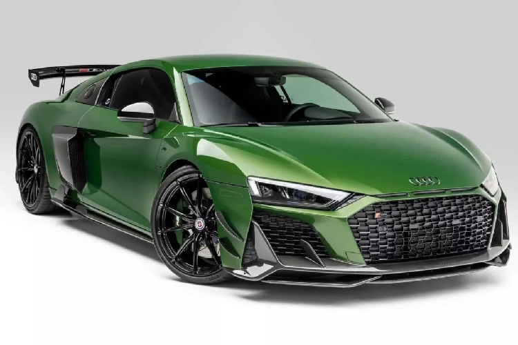 VF Engineering được nhiều chuyên gia đánh giá là xưởng độ hàng đầu trong lĩnh vực nâng cấp hiệu năng của xe thể thao và siêu xe. Sản phẩm mới nhất của họ dành cho các chủ sở hữu Audi R8 gần như hoàn hảo. Trong khi nhiều hãng độ khác chọn cách lắp thêm bộ turbo tăng áp để cải thiện hiệu năng cho những siêu xe, Audi R8 độ VF Engineering lại vận dụng đến phương án siêu nạp (supercharger).