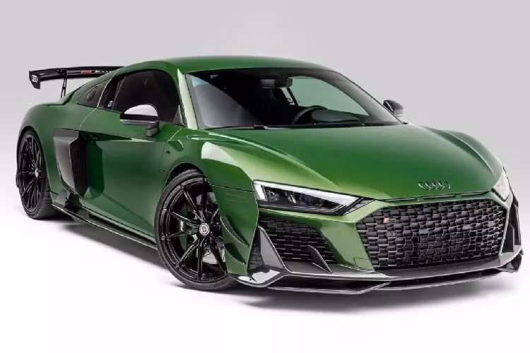 VF Engineering được nhiều chuyên gia đánh giá là xưởng độ hàng đầu trong lĩnh vực nâng cấp hiệu năng của xe thể thao và siêu xe. Sản phẩm mới nhất của họ dành cho các chủ sở hữu Audi R8 gần như hoàn hảo. Trong khi nhiều hãng độ khác chọn cách lắp thêm bộ turbo tăng áp để cải thiện hiệu năng cho những siêu xe, Audi R8 độ VF Engineering lại vận dụng đến phương án siêu nạp (supercharger).