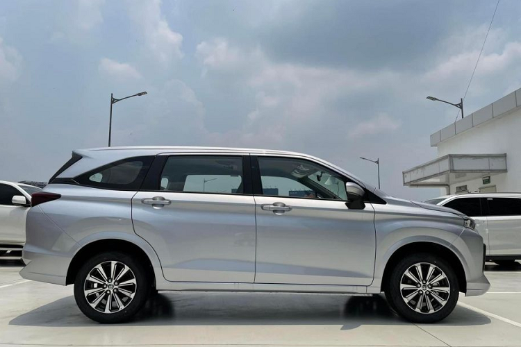 Thùng hàng Toyota Avanza bản 2 chỗ này còn có vách ngăn với khoang trước và toàn bộ phần kính cửa được gia cố bằng khung. Nếu đây thực sự là chiếc xe xuất hiện tại VMS thì mẫu xe này sẽ có hệ truyền động và các trang bị tương đồng với bản Avanza Premio MT tiêu chuẩn.