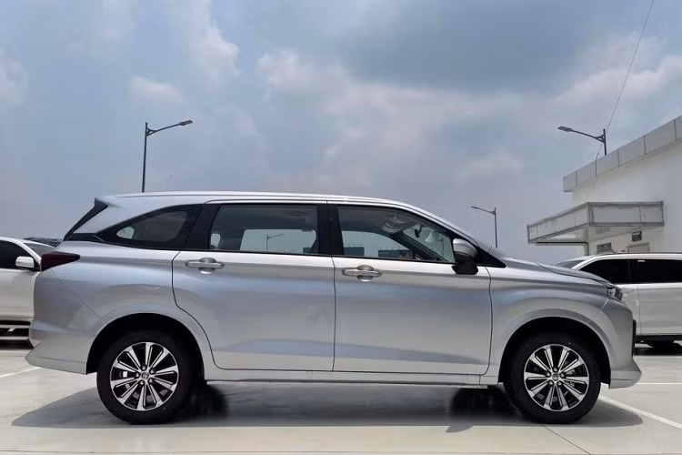 Thùng hàng Toyota Avanza bản 2 chỗ này còn có vách ngăn với khoang trước và toàn bộ phần kính cửa được gia cố bằng khung. Nếu đây thực sự là chiếc xe xuất hiện tại VMS thì mẫu xe này sẽ có hệ truyền động và các trang bị tương đồng với bản Avanza Premio MT tiêu chuẩn.