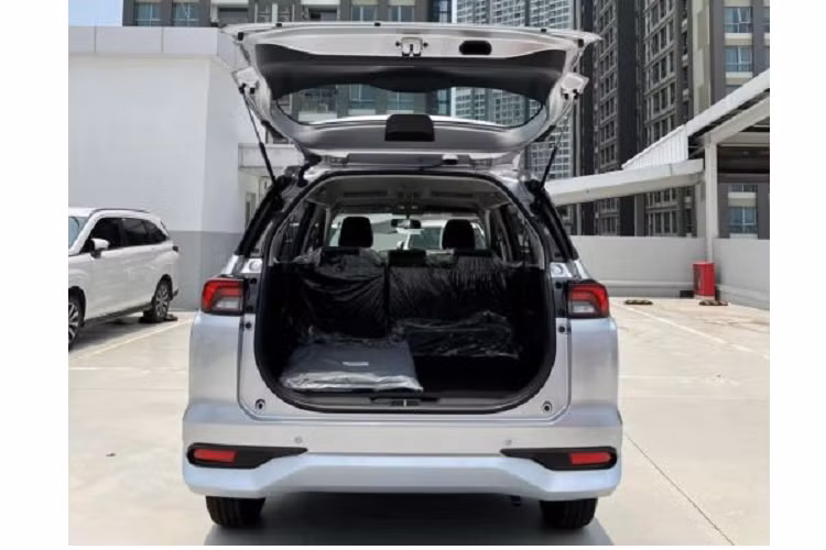 Về hệ truyền động, chiếc tải van này nhiều khả năng vẫn sẽ dùng động cơ 1.5L kết hợp với hộp số sàn 6 cấp. Hiện tại giá xe Toyota Avanza Premio 2023 phiên bản tải van vẫn chưa được hãng công bố. Trong khi đó, ở bản MT xe có giá là 548 triệu đồng, bản CVT có giá 588 triệu đồng.