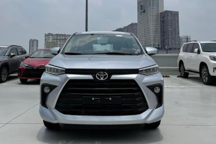 Xe có thiết kế nội thất khá đơn giản nhưng vẫn đầy đủ các trang thiết bị cần thiết như: ghế nỉ, điều hòa cơ, phanh tay cơ, đề nổ bằng nút bấm và màn hình 8 inch hỗ trợ Apple CarPlay/Android Auto. Bên cạnh đó, xe sẽ được trang bị hệ thống chiếu sáng LED hiện đại.