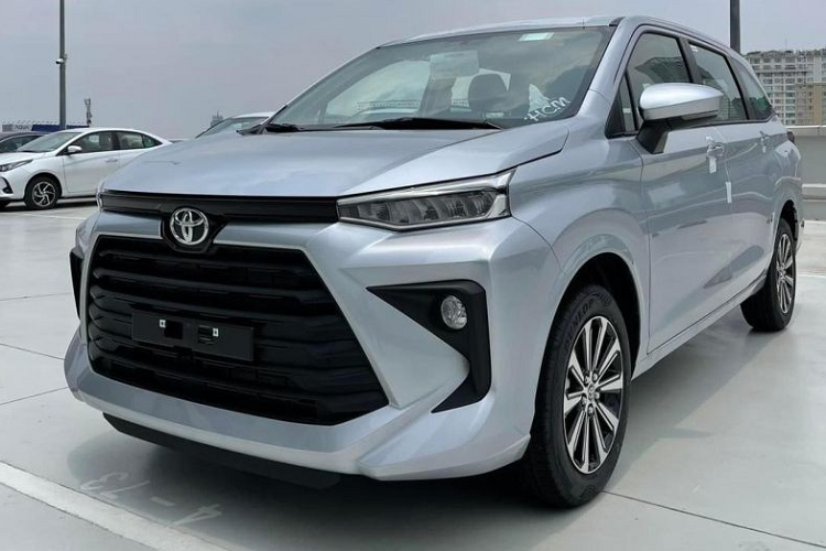 Tuy nhiên, nhiều người nhận ra phiên bản Toyota Avanza bán tải van này khá giống với chiếc xe từng được trưng bày tại Việt Nam Motor Show 2022.Đây không phải xe con chở người mà lại là xe van, chỉ có 2 chỗ ngồi phía trước và thùng hàng có chiều dài 1,87 m ở phía sau.
