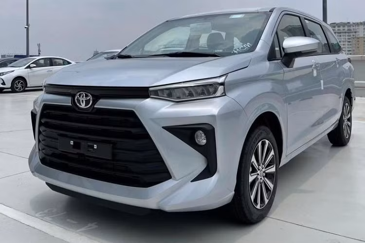 Tuy nhiên, nhiều người nhận ra phiên bản Toyota Avanza bán tải van này khá giống với chiếc xe từng được trưng bày tại Việt Nam Motor Show 2022.Đây không phải xe con chở người mà lại là xe van, chỉ có 2 chỗ ngồi phía trước và thùng hàng có chiều dài 1,87 m ở phía sau.