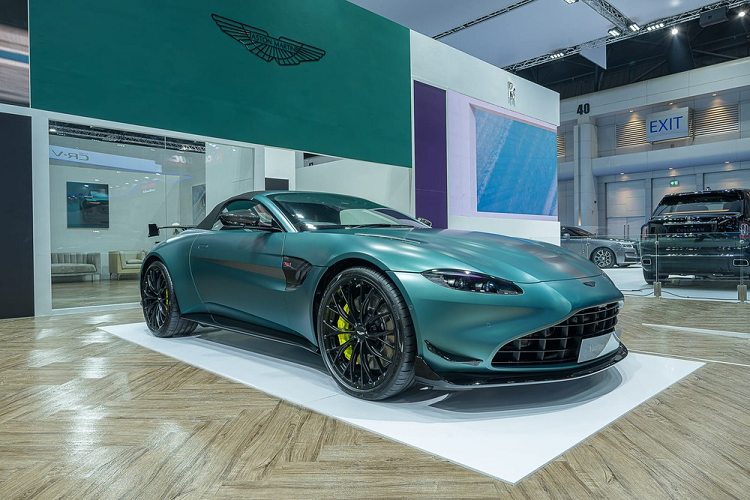So với bản coupe, Aston Martin Vantage F1 Edition Roadster có sự khác biệt rõ nhất qua thiết kế mui xe là kiểu mui mềm, mất hơn 15 giây để đóng hoặc hạ mui, việc này đã làm cho khoang động cơ của xe phải thiết kế lại, vì chừa chỗ trống để làm khoang chứa mui. Trong khi bản Coupe, Aston Martin Vantage F1 Edition có mái nhà bằng carbon và khoảng trống để đồ nhiều hơn.