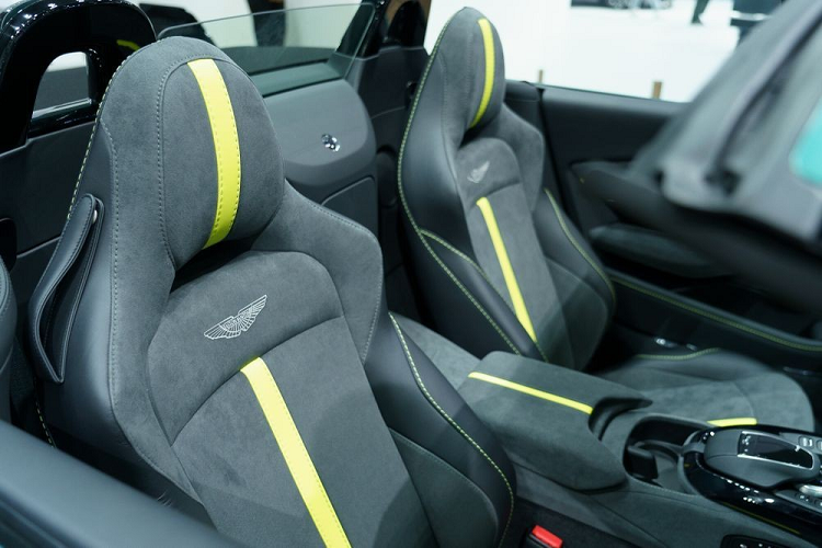 Ngoài sự khác biệt trên, Aston Martin Vantage F1 Edition Coupe và Roadster không có gì thay đổi nhiều, khách đặt mua xe có 3 màu chính là xanh Racing Green, đen Jet Black và trắng Lunar White, xe trưng bày tại BIMS 2023 cùng với xe Aston Martin Vantage F1 Edition của ông Vũ có màu xanh Racing Green.