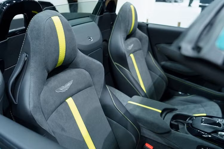 Ngoài sự khác biệt trên, Aston Martin Vantage F1 Edition Coupe và Roadster không có gì thay đổi nhiều, khách đặt mua xe có 3 màu chính là xanh Racing Green, đen Jet Black và trắng Lunar White, xe trưng bày tại BIMS 2023 cùng với xe Aston Martin Vantage F1 Edition của ông Vũ có màu xanh Racing Green.