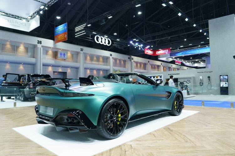 Hộp số tự động 8 cấp khi lắp trên xe Vantage F1 Edition của nhà sưu tập xe lớn nhất Việt Nam cũng đã được các kỹ sư Aston Martin điều chỉnh để giúp thời gian sang số nhanh hơn bản tiêu chuẩn, nhờ đó, Aston Martin Vantage F1 Edition mui trần chỉ mất thời gian 3,7 giây để tăng tốc từ vị trí xuất phát lên 100 km/h, chậm hơn 0,2 giây so với bản coupe nhưng tốc độ tối đa của xe chỉ là 306 km/h thay vì 313 km/h như xe Aston Martin Vantage F1 Edition của "Qua" Vũ.