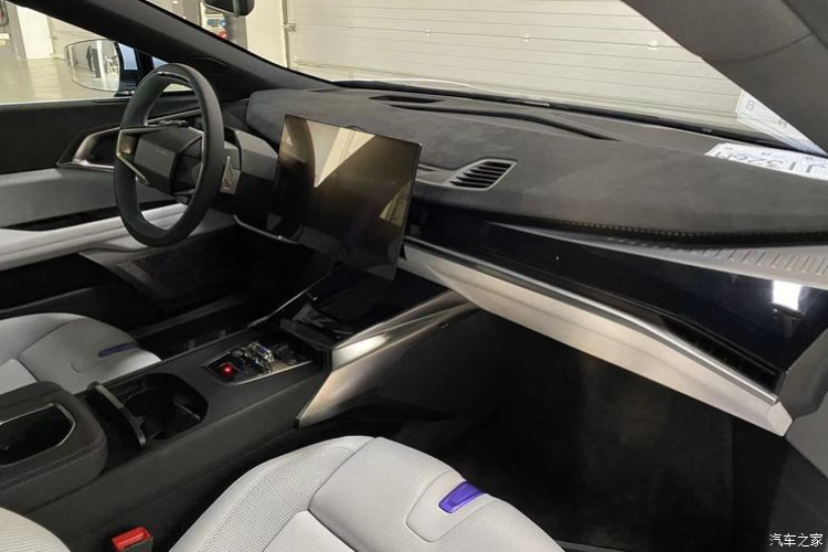 Ngoài ra, HiPhi Z City Edition còn được trang bị cánh lướt gió chủ động có thể tự động nâng hạ để cải thiện hơn nữa hiệu suất khí động học. Về không gian nội thất, hãng Human Horizons đã đề xuất một khái niệm mới về "buồng lái kỹ thuật số hai tông màu". Các nhà thiết kế đã lấy cảm hứng từ tàu con thoi và máy bay để tạo ra bầu không khí trong buồng lái theo chủ đề không gian trong tương lai.