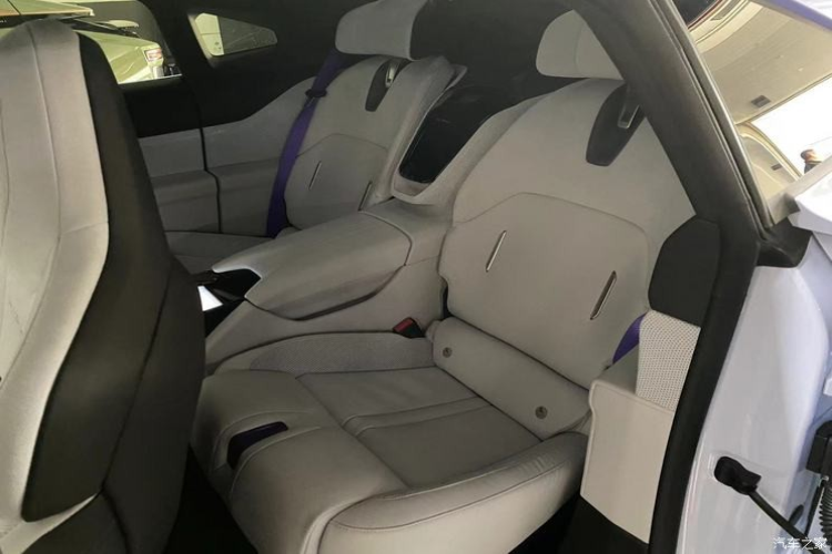 Hàng ghế trước của xe HiPhi Z City Edition có thiết kế vô lăng hai chấu, hai bên có màn hình điều khiển đa phương tiện hình chữ nhật để cài đặt xe. Về hệ thống hỗ trợ lái xe HiPhi Pilot, xe HiPhi Z được trang bị tổng cộng 32 cảm biến hỗ trợ lái xe, trong đó có 1 lidar (Hesai 128-line lidar), 13 camera, radar sóng 5 milimet và 12 radar siêu âm.