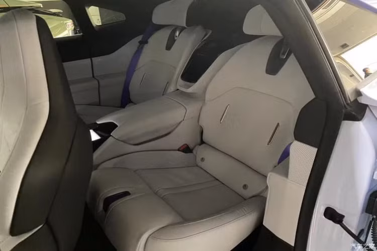 Hàng ghế trước của xe HiPhi Z City Edition có thiết kế vô lăng hai chấu, hai bên có màn hình điều khiển đa phương tiện hình chữ nhật để cài đặt xe. Về hệ thống hỗ trợ lái xe HiPhi Pilot, xe HiPhi Z được trang bị tổng cộng 32 cảm biến hỗ trợ lái xe, trong đó có 1 lidar (Hesai 128-line lidar), 13 camera, radar sóng 5 milimet và 12 radar siêu âm.