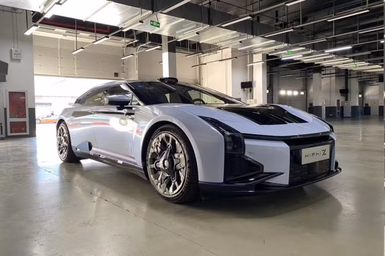 Nhưng có vẻ như cảm thấy giá xe trên 2 tỷ đồng khó có thể cải thiện được doanh số bán xe, vì thế, Human Horizons đã tung ra bản giá rẻ. Vào ngày 16/10 vừa qua, phiên bản HiPhi Z City Edition 2023 chạy điện đã chính thức ra mắt, xe có 2 mẫu mã, với giá bán từ 510.000 đến 530.000 nhân dân tệ, tương đương 1,66 tỷ đồng đến 1,7 tỷ đồng. Như vậy, bản này khách hàng có thể tiết kiệm được từ 400 triệu đồng.