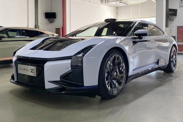 Chiếc xe điện của hãng Human Horizons thật sự có ngoại hình quá phức tạp, chính điều này, khi HiPhi Z được đưa vào dây chuyền sản xuất hàng loạt, nhiều khách hàng ở Trung Quốc đã dám chi ra từ 610.000 nhân dân tệ đến 630.000 nhân dân tệ, tương đương 2,06 tỷ đồng đến 2,1 tỷ đồng, để sở hữu nó.