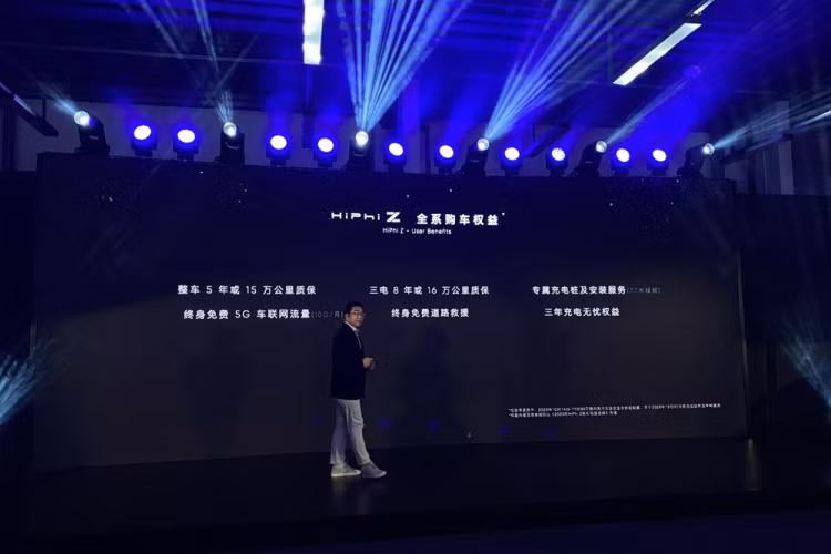 Cảm biến phát hiện rảnh tay ba vùng, kết hợp với mô-đun định vị và bản đồ có độ chính xác cao, khoảng cách phát hiện phía trước tối đa lên tới 250 mét. Về sức mạnh, dung lượng bộ pin của HiPhi Z City Edition là 90,18kWh, thấp hơn so với 120kWh trước đó và thời lượng pin có thể giúp xe di chuyển với quãng đường dài 535 km chỉ sau 1 lần sạc đầy pin.