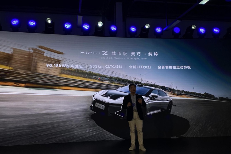 Có thể thấy, hãng xe Trung Quốc đã cắt giảm phần pin cũng như quãng đường di chuyển để kéo giá xe HiPhi Z City Edition xuống nhưng tin vui, họ sẽ không cắt bỏ quá nhiều trang bị ấn tượng. Về cấu hình khung gầm, HiPhi Z City Edition được trang bị hệ thống treo độc lập tay đòn kép phía trước và hệ thống treo độc lập đa liên kết phía sau.