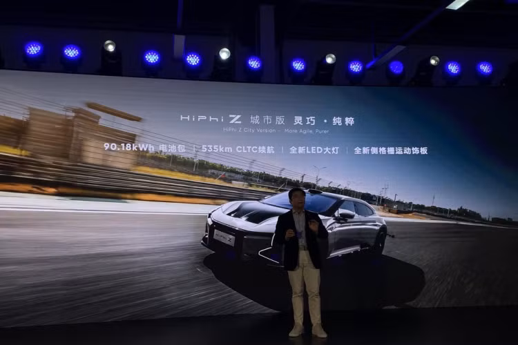 Có thể thấy, hãng xe Trung Quốc đã cắt giảm phần pin cũng như quãng đường di chuyển để kéo giá xe HiPhi Z City Edition xuống nhưng tin vui, họ sẽ không cắt bỏ quá nhiều trang bị ấn tượng. Về cấu hình khung gầm, HiPhi Z City Edition được trang bị hệ thống treo độc lập tay đòn kép phía trước và hệ thống treo độc lập đa liên kết phía sau.