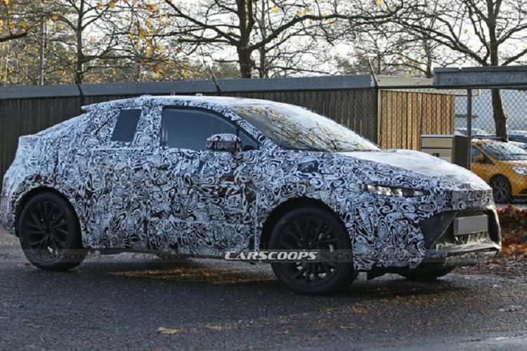 Điều này càng khiến các fan nhà Toyota tò mò hơn. Theo đó, thiết kế của C-HR Prologue 2024 nhìn chung vẫn giữ được nhiều nét tương đồng so với phiên bản concept trước đó. Phần lazang đã được tinh chỉnh lại nhìn đơn giản hơn. Một số chi tiết như cánh gió sau gắn trần hay nắp ca pô thể thao vẫn không khác so với bản concept.