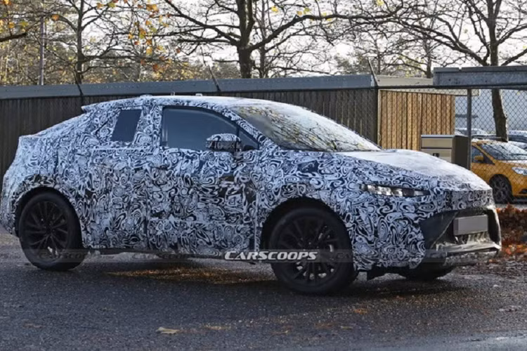 Điều này càng khiến các fan nhà Toyota tò mò hơn. Theo đó, thiết kế của C-HR Prologue 2024 nhìn chung vẫn giữ được nhiều nét tương đồng so với phiên bản concept trước đó. Phần lazang đã được tinh chỉnh lại nhìn đơn giản hơn. Một số chi tiết như cánh gió sau gắn trần hay nắp ca pô thể thao vẫn không khác so với bản concept.