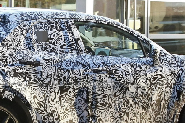 Dù chỉ lướt qua, nhưng nhiều người tinh ý sẽ nhận ra phía trong nội thất xe được trang bị một màn hình khá lớn, đặt cao tại trung tâm táp lô, bên cạnh là khung tròn của cụm đồng hồ.