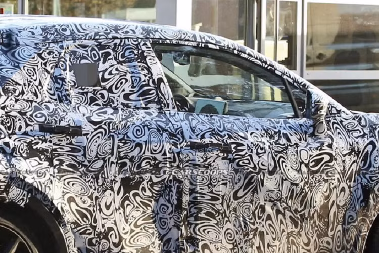 Dù chỉ lướt qua, nhưng nhiều người tinh ý sẽ nhận ra phía trong nội thất xe được trang bị một màn hình khá lớn, đặt cao tại trung tâm táp lô, bên cạnh là khung tròn của cụm đồng hồ.