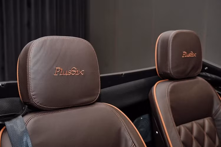 Plus Six chính là phiên bản tiếp nối dòng Plus 8 cũng đã có ít nhất 1 chiếc về nước, khác với đàn anh, hãng xe Morgan cho thấy họ đã bớt chút bảo thủ khi bên cạnh gỗ tần bì họ còn kết hợp thêm nền tảng nhôm mới giúp tăng độ cứng xoắn thêm 100 phần trăm và trọng lượng của xe giảm 100 kg.