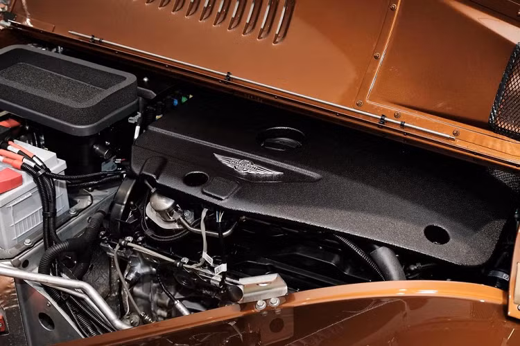 Morgan Plus Six sở hữu kiểu mui mềm đóng hoặc mở "bằng cơm", tức người dùng phải tự tay thực hiện, không có trang bị nút bấm như các xe thể thao hiện nay.