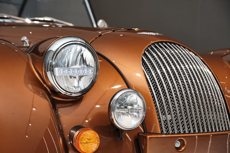 Mới đây nhất, đơn vị nhập khẩu xe Morgan về Việt Nam đã tiết lộ vừa mang về nước 1 chiếc xe Morgan Plus Six màu sơn đặc biệt. Khác với nhiều chiếc xe thể thao mui trần Morgan Plus Six về nước trước đó mang màu bạc, trắng-xanh hay đen nhám, chiếc Morgan Plus Six 2023 này sở hữu màu sơn vàng đồng, bộ áo có thể gây nghiện cho ai yêu thích sự quý tộc và cổ điển của xe Morgan.