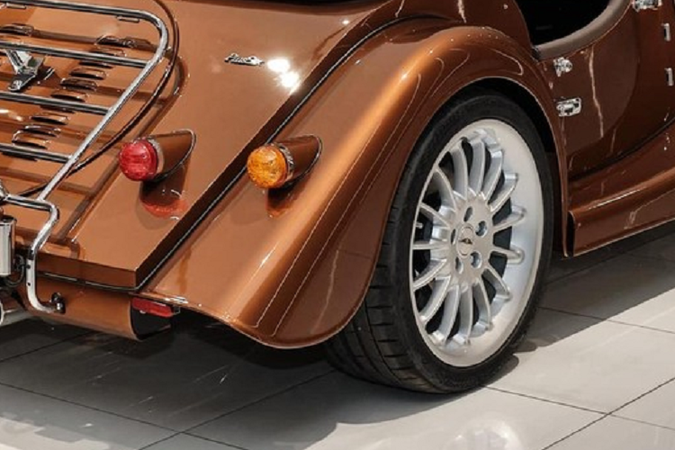 Chiếc xe thể thao Morgan Plus Six mới về nước được trang bị khối động cơ 6 xi-lanh thẳng hàng, dung tích 3.0 lít, tăng áp, sản sinh ra công suất tối đa lên đến 335 mã lực và mô men xoắn cực đại là 500 Nm lấy từ mẫu xe thể thao mui trần BMW Z4 hay Toyota Supra thế hệ mới đã xuất hiện tại Việt Nam.