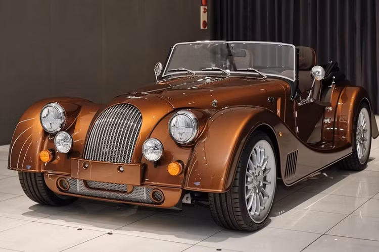 Dòng xe thể thao Morgan Plus Six về Việt Nam lần đầu tiên vào đầu năm 2022, tuy nhiên, phải đến khi nhà phân phối của hãng xe Anh quốc tại Việt Nam đưa mẫu xe này đến triển lãm VMS 2022, nhiều người mới biết đến sự có mặt của thương hiệu Morgan tại dải đất hình chữ S này.