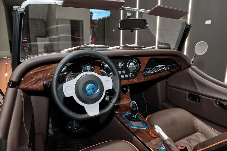 Hiện chưa rõ mức giá xe Morgan Plus Six đầu tiên tại Việt Nam sở hữu ngoại thất màu vàng đồng, chỉ biết rằng, các dòng xe thể thao mui trần Morgan Plus Six đang được bán trên 8 tỷ đồng, số tiền này được đánh giá chỉ dành cho các dân chơi am hiểu, và đam mê sự hoài cổ của thương hiệu Morgan mới dám sở hữu.