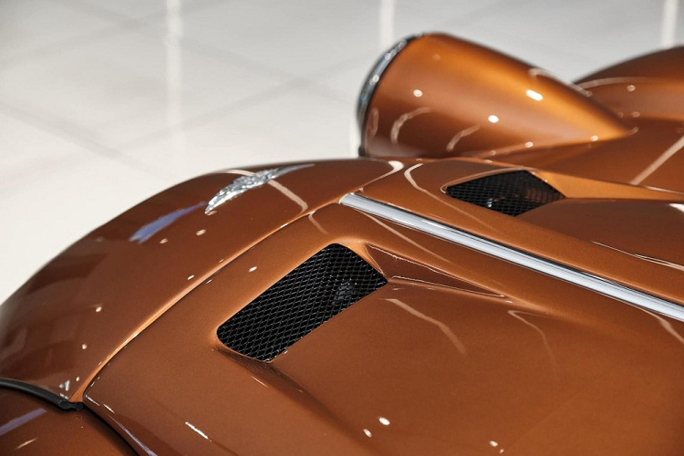 Bên cạnh bộ áo màu vàng đồng, ngoại thất chiếc xe thể thao mui trần Morgan Plus Six này còn có các chi tiết mạ crom sáng bóng như viền đèn pha, đèn hậu, đèn sương mù, xi-nhan, gương chiếu hậu và bộ mâm hay lưới tản nhiệt sơn màu bạc để tạo điểm nhấn. Chưa hết, xe còn trang bị đầy đủ đến 6 bóng đèn thay vì 4 như tiêu chuẩn.