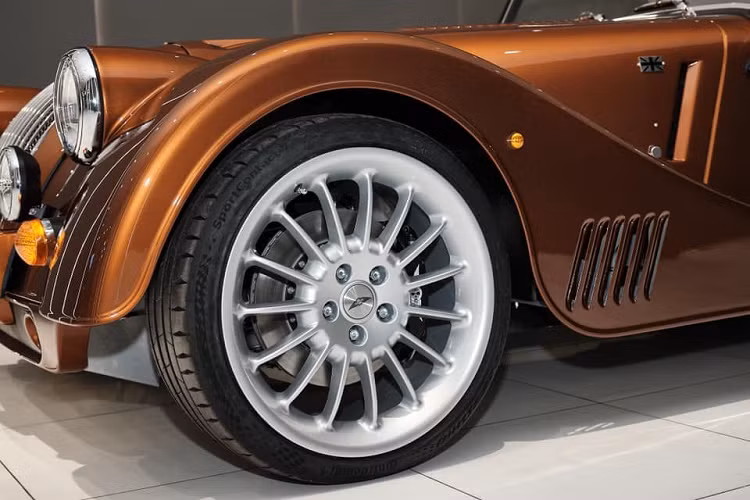 Tiến vào bên trong khoang lái, chiếc xe thể thao Morgan Plus Six mới về nước có nội thất bọc da màu nâu hạt dẻ cùng da màu đen, nhôm và gỗ, 1 vật liệu gắn liền với tuổi thơ của các xe Morgan cho đến sau này. Cuối cùng là logo Plus Six trên tựa đầu ghế ngồi hay chỉ khâu màu vàng đồng.