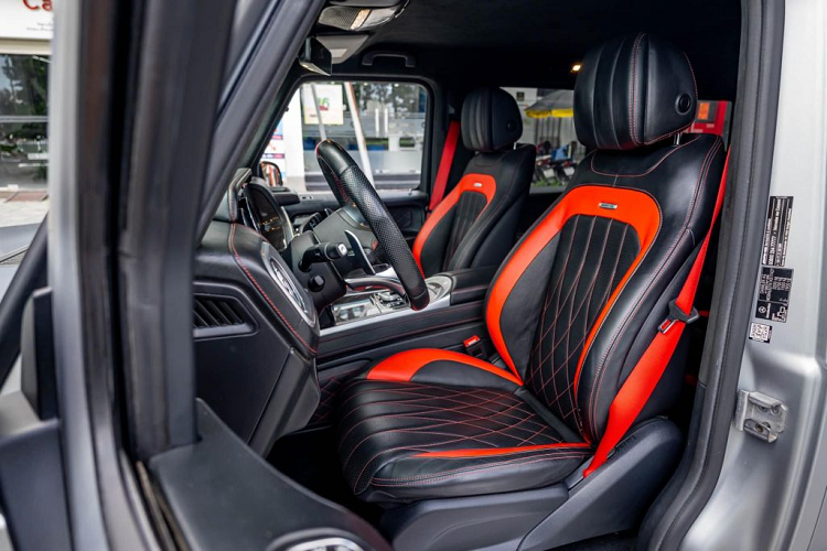 Chiếc G63 AMG Edition 1 này không được trang bị màn hình đôi Widescreen Cockpit 12,3 inch mà là sự kết hợp của màn hình giải trí 12,3 inch và đồng hồ analog kết hợp điện tử phía sau vô-lăng. Cửa thông gió điều hoà kiểu tuabin, hệ thống đèn viền nội thất 64 tùy chọn màu sắc. Một số trang bị nổi bật khác trên xe gồm có: hệ thống âm thanh Burmester, cửa sổ trời chỉnh điện...