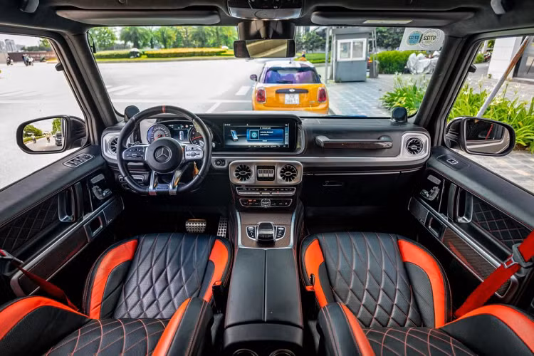 Dù đã qua nhiều năm sử dụng nhưng tổng thể khoang nội thất của chiếc Mercedes-AMG G63 Edition 1 này vẫn giữ được vẻ sang trọng, hiện đại. Chỉ có một số chi tiết như da ghế, bề mặt da ở vô-lăng, táp-lô có dấu hiệu bị nhăn nhưng vẫn được xem là khá mới.
