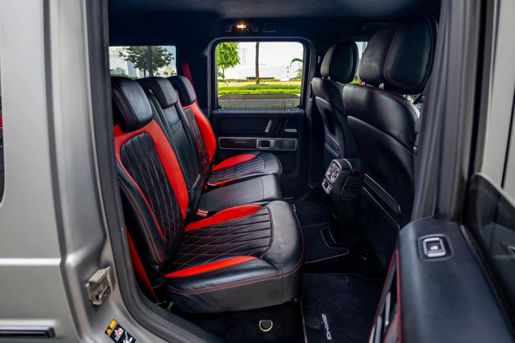 Xe cũng sở hữu gói ghế ngồi chỉnh đa hướng chủ động Active Multicontour Seat tích hợp chức năng sưởi ấm, chỉnh điện và ghi nhớ 3 vị trí, điều hòa tự động ba vùng, cửa sổ trời, hệ thống định vị cao cấp Comand Online. Cung cấp sức mạnh cho chiếc SUV hạng sang Mercedes-AMG G63 2019 này là động cơ V8 4.0L tăng áp kép, sản sinh công suất 585 mã lực và mô-men xoắn cực đại 850Nm.