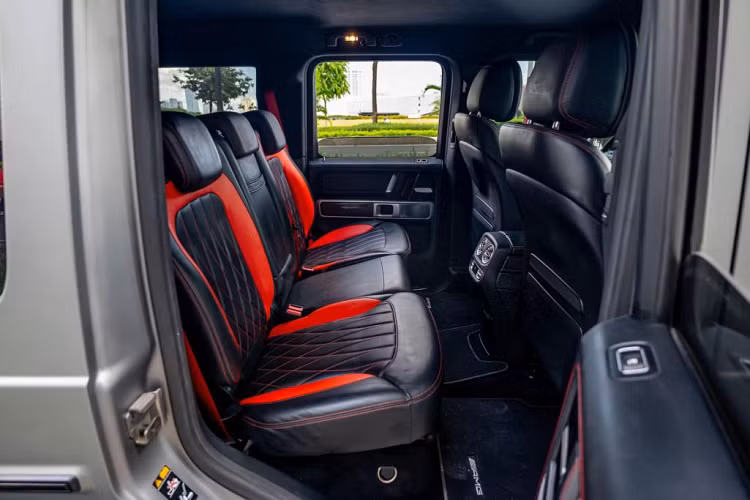 Xe cũng sở hữu gói ghế ngồi chỉnh đa hướng chủ động Active Multicontour Seat tích hợp chức năng sưởi ấm, chỉnh điện và ghi nhớ 3 vị trí, điều hòa tự động ba vùng, cửa sổ trời, hệ thống định vị cao cấp Comand Online. Cung cấp sức mạnh cho chiếc SUV hạng sang Mercedes-AMG G63 2019 này là động cơ V8 4.0L tăng áp kép, sản sinh công suất 585 mã lực và mô-men xoắn cực đại 850Nm.