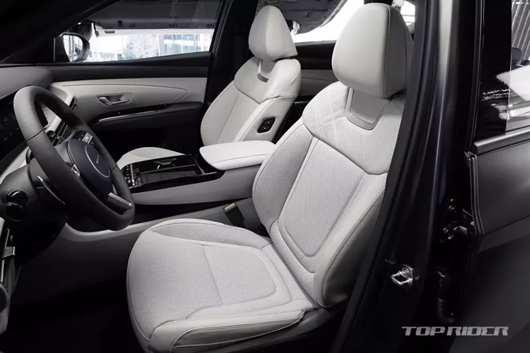 Thứ hai là hệ truyền động hybrid với máy xăng tăng áp 1.6L và mô-tơ điện, cho công suất tổng cộng 230 mã lực. Cuối cùng là động cơ diesel 4 xi-lanh, dung tích 2.0L, cho công suất tối đa 183 mã lực.