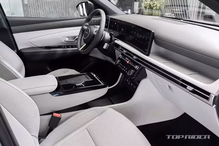 Điểm nhấn tiếp theo của khu vực nội thất là màn hình cong đặt nổi trên mặt táp-lô. Màn hình này là sự kết hợp giữa bảng đồng hồ kỹ thuật số và màn hình cảm ứng trung tâm cùng có kích thước 12,3 inch. Màn hình thông tin giải trí của xe hỗ trợ kết nối Apple CarPlay/Android Auto không dây và cập nhật phần mềm qua Wifi.