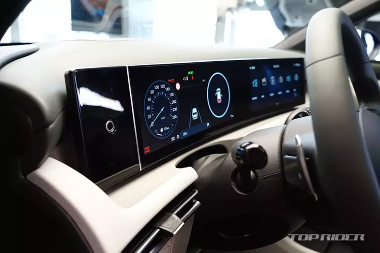Chưa hết, mẫu xe này còn có thêm khay đựng đồ trên mặt táp-lô phía trước ghế phụ lái, hệ thống đèn viền trang trí nội thất mới, tính năng thu phí tự động không dừng khi qua trạm thu phí, khóa kỹ thuật số Digital Key 2, máy quét vân tay, màn hình hiển thị thông tin kính lái HUD, camera hành trình, ghế lái/gương chiếu hậu nhớ vị trí và cửa cốp đóng/mở chỉnh điện.