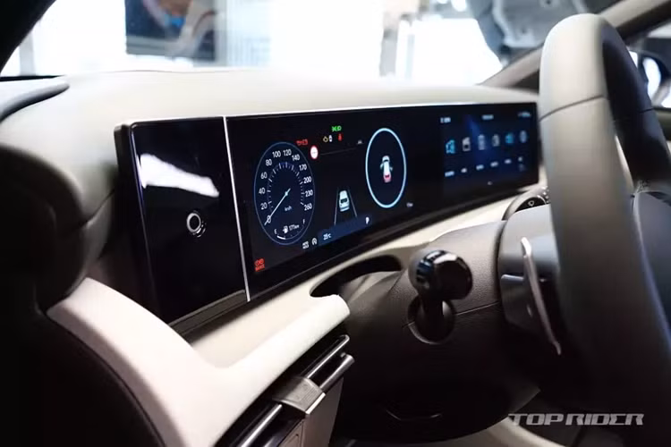 Chưa hết, mẫu xe này còn có thêm khay đựng đồ trên mặt táp-lô phía trước ghế phụ lái, hệ thống đèn viền trang trí nội thất mới, tính năng thu phí tự động không dừng khi qua trạm thu phí, khóa kỹ thuật số Digital Key 2, máy quét vân tay, màn hình hiển thị thông tin kính lái HUD, camera hành trình, ghế lái/gương chiếu hậu nhớ vị trí và cửa cốp đóng/mở chỉnh điện.