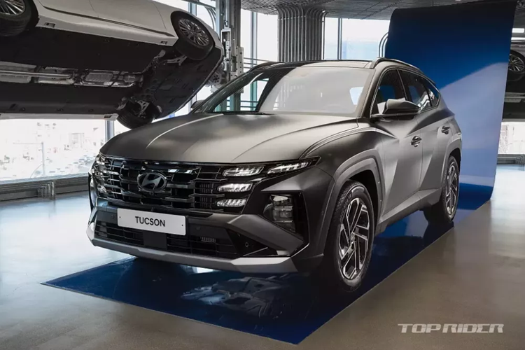 Vào hôm 6/12/2023 vừa qua, hãng Hyundai đã chính thức tung phiên bản nâng cấp của dòng xe Tucson ra thị trường Hàn Quốc. Mẫu xe này có tổng cộng 12 phiên bản với giá xe Hyundai Tucson 2024 dao động từ 27,71 - 39,38 triệu Won (khoảng 510 - 724 triệu đồng).