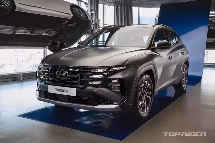 Vào hôm 6/12/2023 vừa qua, hãng Hyundai đã chính thức tung phiên bản nâng cấp của dòng xe Tucson ra thị trường Hàn Quốc. Mẫu xe này có tổng cộng 12 phiên bản với giá xe Hyundai Tucson 2024 dao động từ 27,71 - 39,38 triệu Won (khoảng 510 - 724 triệu đồng).