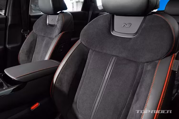 Ngoài ra, xe còn có hệ thống Auto Terrain Mode giúp tự động lựa chọn chế độ lái phù hợp với địa hình theo thời gian thực, công nghệ chống gió tạt ngang Cross Wind Stability Control và 8 túi khí.