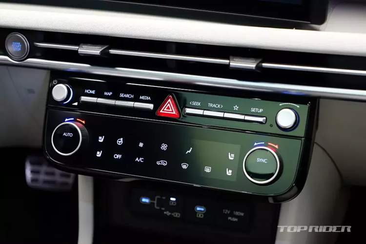 Theo hãng Hyundai, nội thất của Tucson mới đã được tăng cường vật liệu cách âm để giảm tiếng ồn. Hàng ghế thứ nhất còn đi kèm kính cách âm 2 lớp mới.